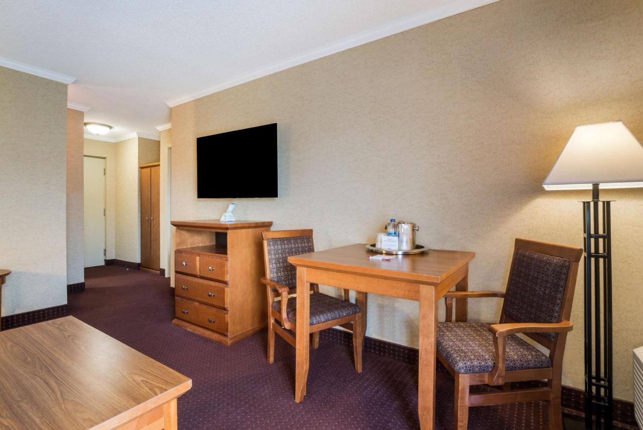 Best Western Plus Norwester Hotel & Conference Centre Тандер-Бей Экстерьер фото