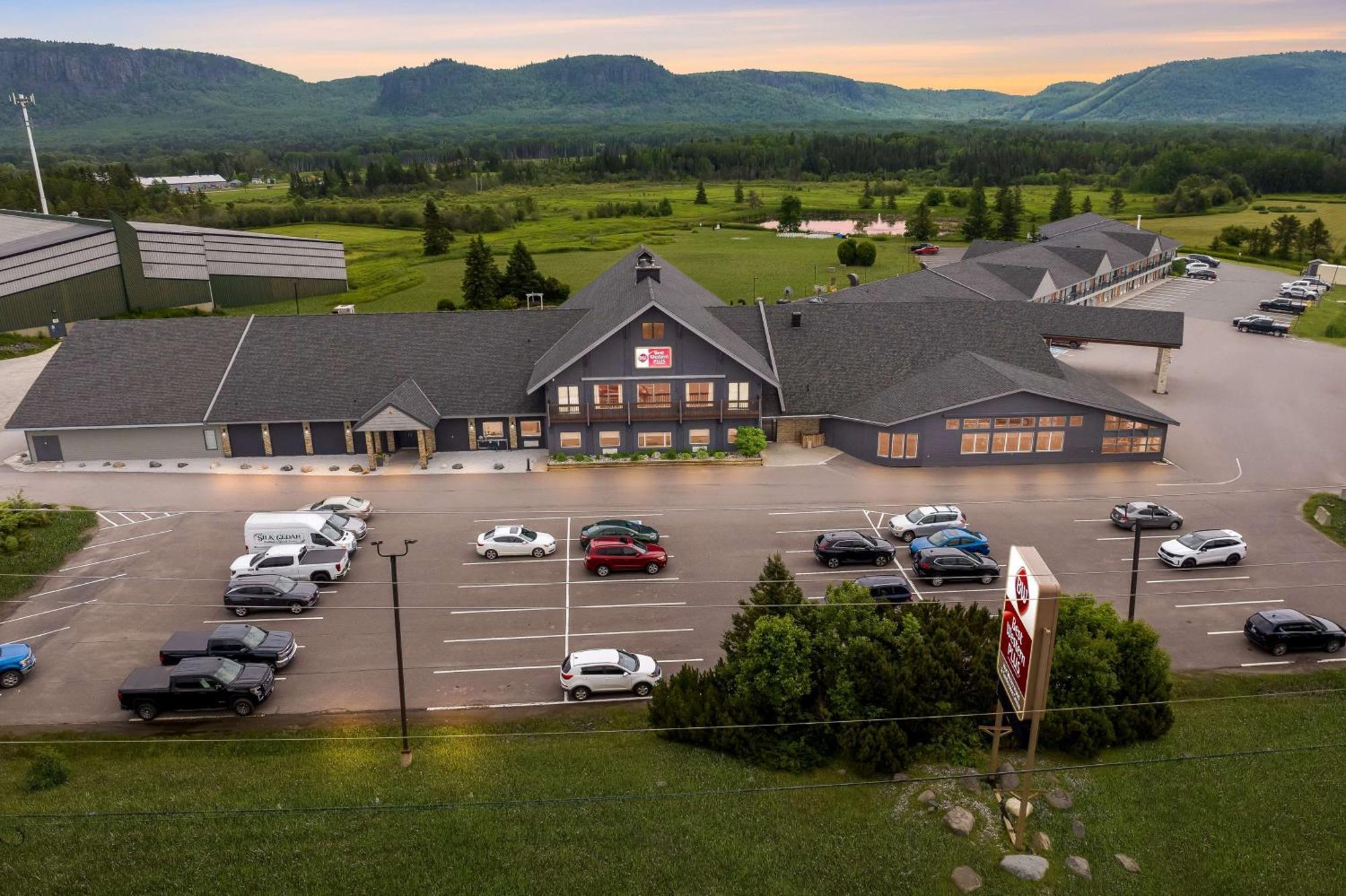 Best Western Plus Norwester Hotel & Conference Centre Тандер-Бей Экстерьер фото